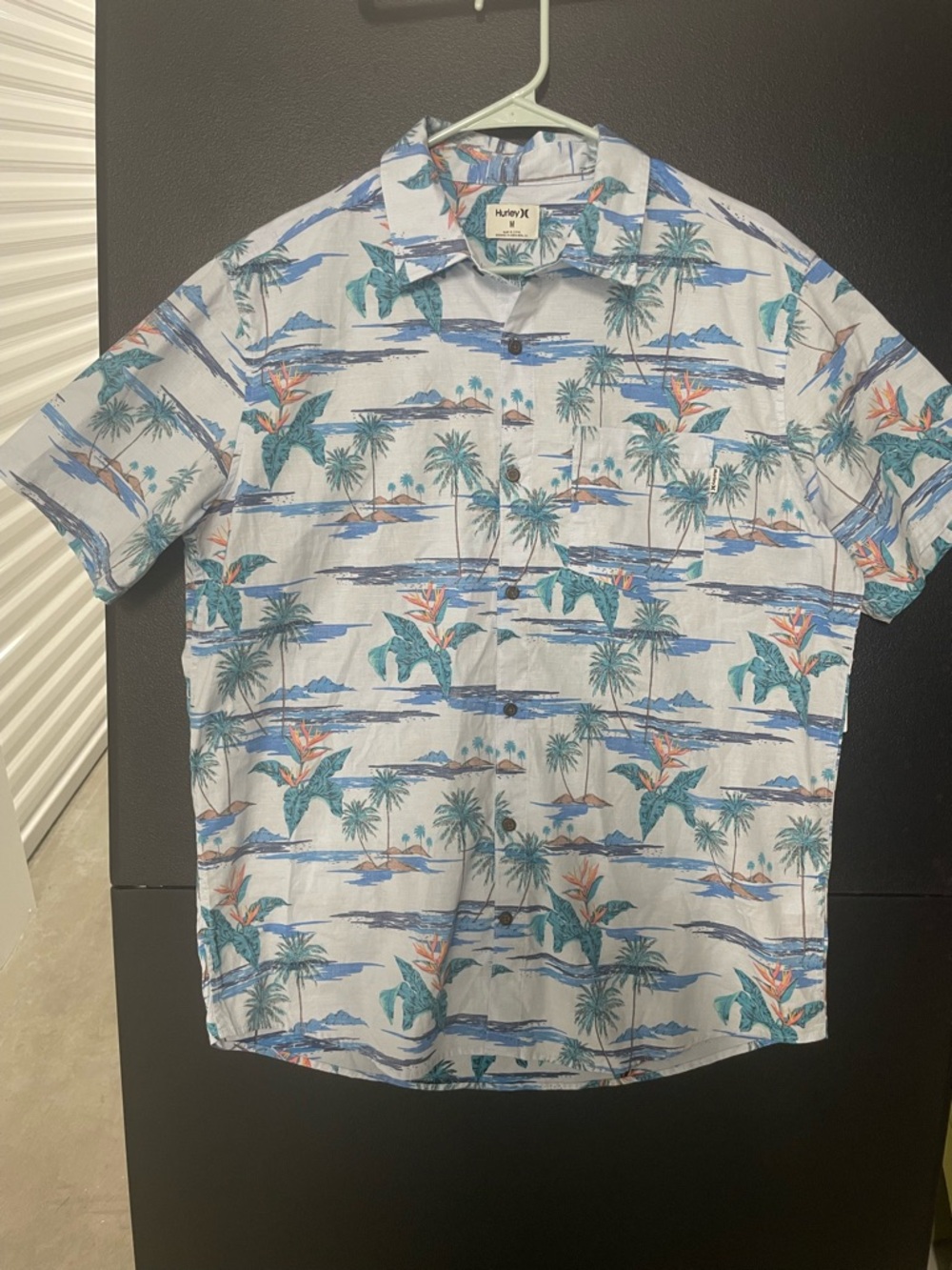 Hurley Men’s Tropical Print Button Down Shirt  Med.